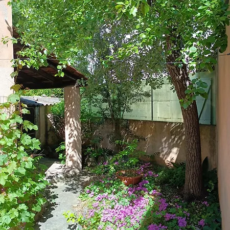 Nid Douillet Dans Un Ecrin De Verdure Toulon